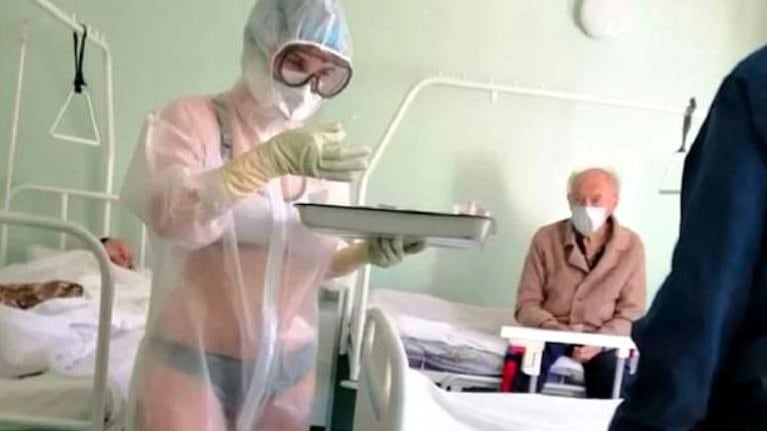 Una enfermera usa solo ropa interior para atender a pacientes con coronavirus