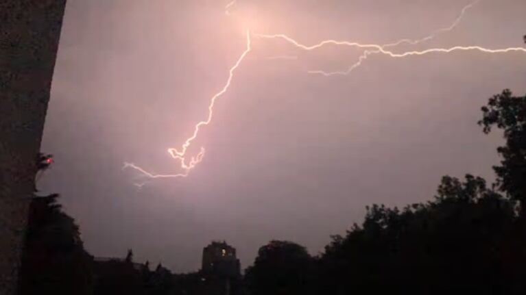 Una enorme tormenta eléctrica ilumina el cielo nocturno de Bournemouth, Reino Unido
