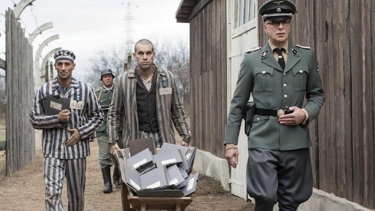Una escena de El fotógrafo de Mauthausen con Mario Casas.