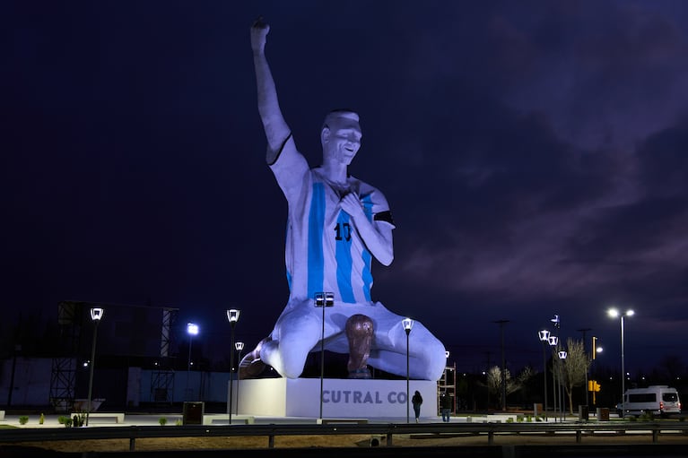 Una escultura del futbolista Lionel Messi, obra del artista Aldo Beroisa, que se inauguró con motivo del partido inaugural de Argentina en el Mundial contra Argelia, se erige en Cutral Co (Argentina) al amanecer del domingo 21 de junio de 2026. (Foto AP/Néstor Ponce)