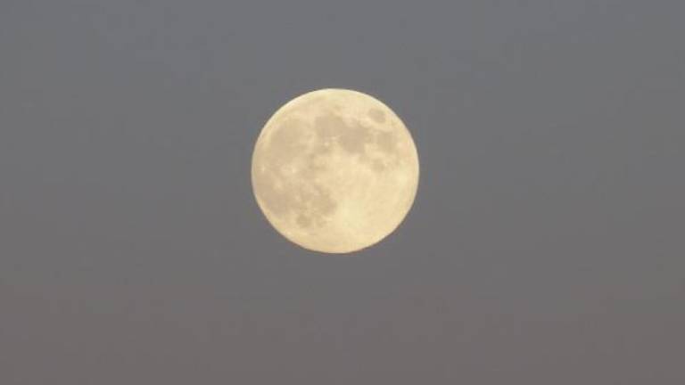 Una espectacular luna llena rodeada por un arcoíris, el nuevo viral que conquista