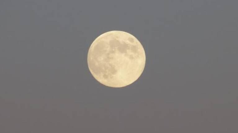 Una espectacular luna llena rodeada por un arcoíris, el nuevo viral que conquista