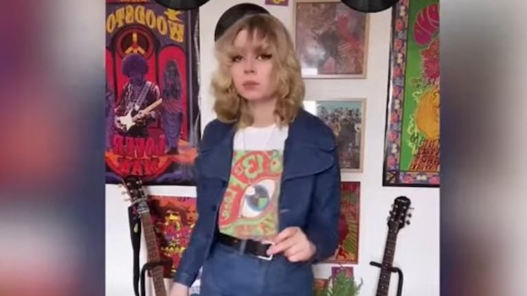 Una estudiante apasionada de la estética vintage ha mostrado su impresionante vestuario