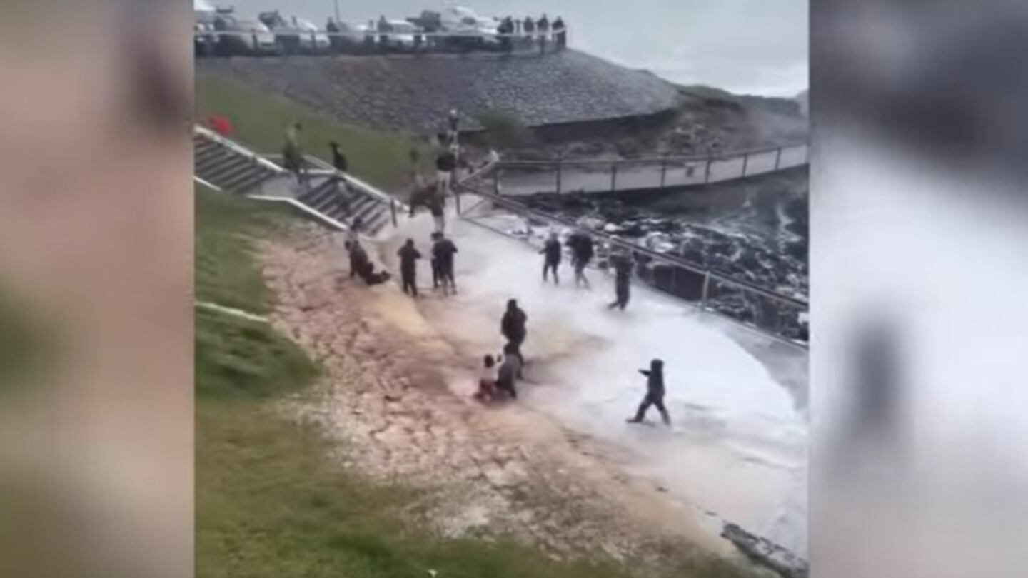 Una familia es arrastrada por una explosión de agua en Australia