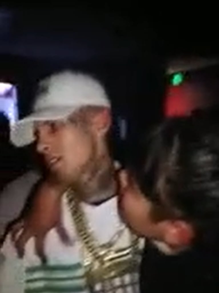 Una fan intentó darle un "pico" a L-Gante y la reacción del cantante se volvió viral