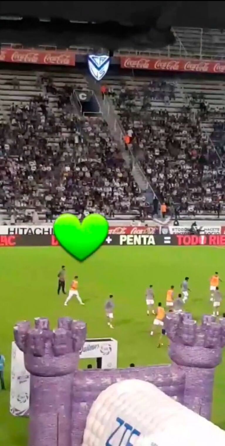 ¡Una hincha más! Mica Viciconte fue a la cancha de Vélez a alentar a Fabián Cubero