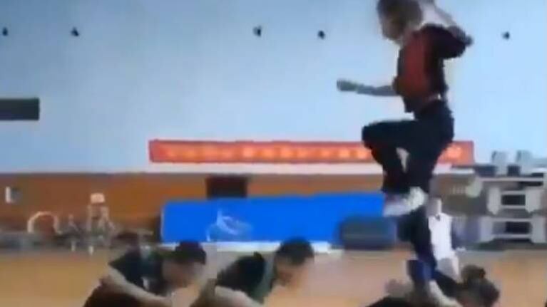 Una joven salta entre 11 bicicletas en movimiento y sorprende