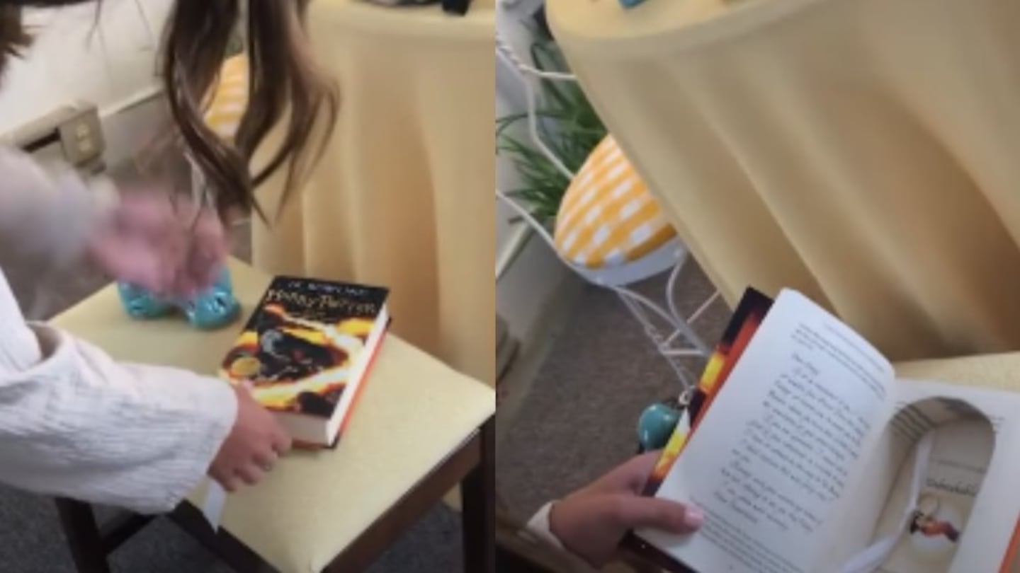 Una joven se lleva una sorpresa en forma de anillo de compromiso al recoger un pedido de libros de una librería
