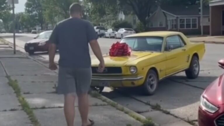 Una joven sorprende a su padrastro recuperando su viejo coche
