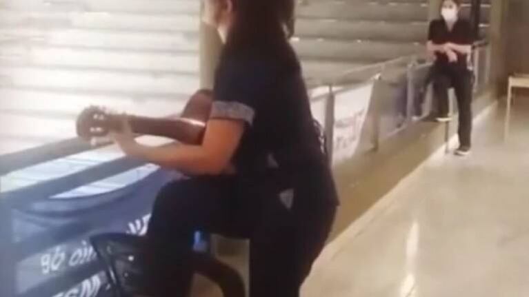 Una médica canta tema de Fito Paez en centro de aislamiento de Covid-19 y el músico reacciona