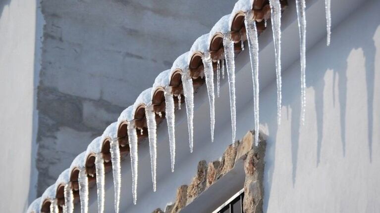 Una meteoróloga explica por qué es una mala idea comer carámbanos de hielo en un vídeo viral de TikTok