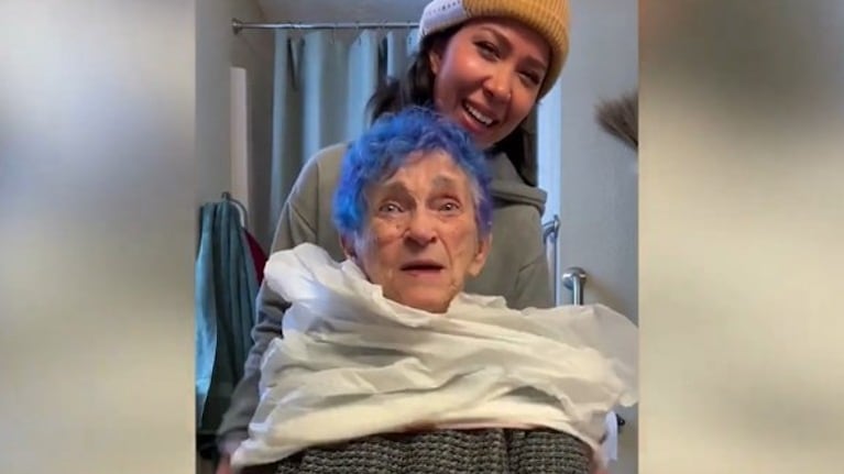 Una mujer de 89 años le pidió a su nieta que le tiñera el pelo de azul y este fue el resultado