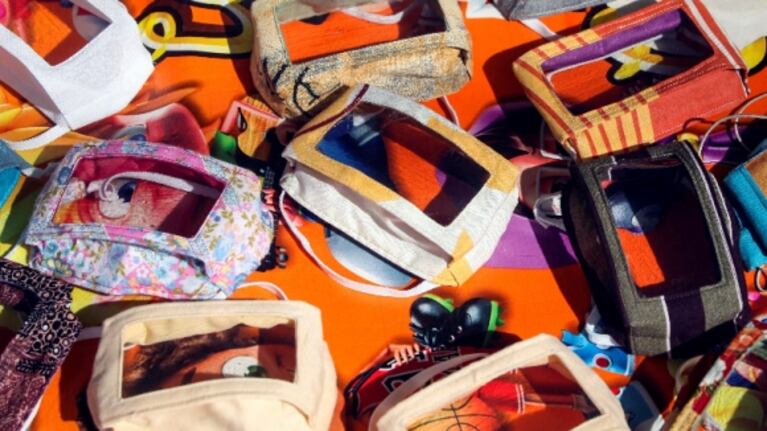 Una mujer diseñó un tapaboca transparente para ayudar a comunicarse a personas sordomudas