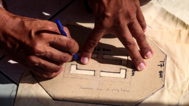 Una mujer diseñó un tapaboca transparente para ayudar a comunicarse a personas sordomudas