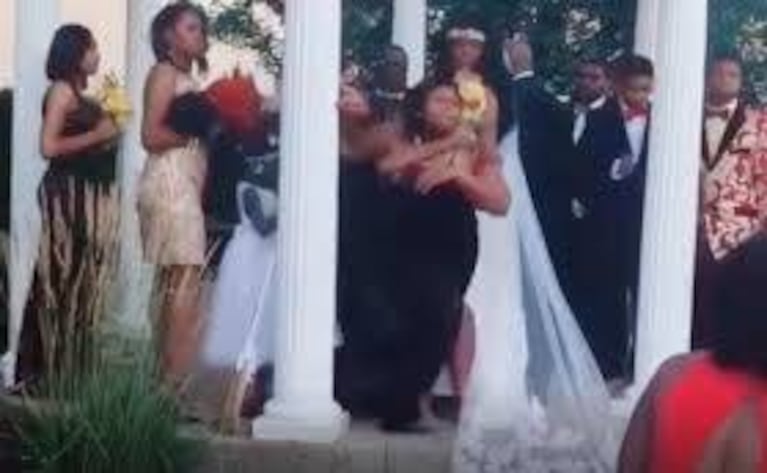 Una mujer interrumpe una boda a los gritos y dice estar embarazada del novio