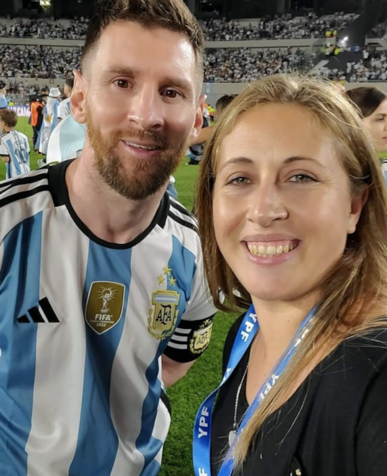 Una mujer le pidió una selfie a Lionel Messi y el campeón tuvo que enseñarle cómo sacarla: "La paciencia"