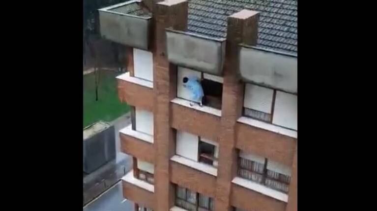 Una mujer limpia las persianas al borde de un séptimo piso y conmociona a toda España