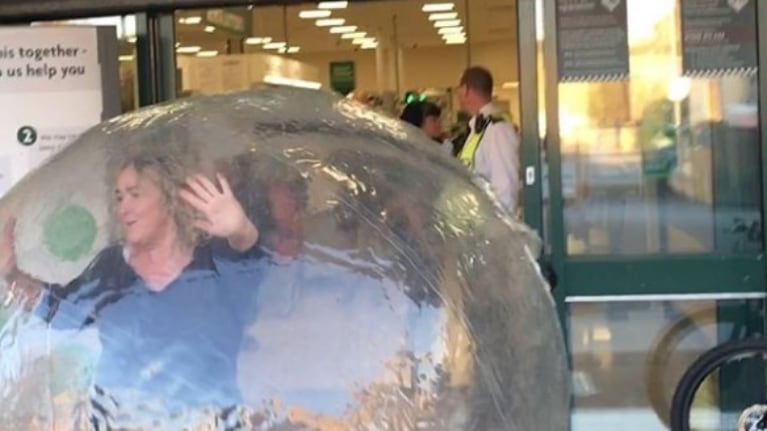 Una mujer salió a hacer las compras adentro de una pelota inflable. Foto: Instagram.