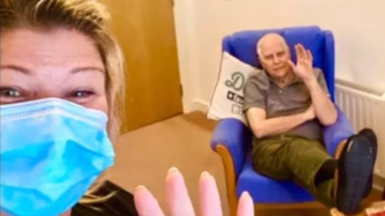  Una mujer se ofrece voluntaria para trabajar en la residencia donde vive su padre, un hombre de 77 años con Alzhéimer