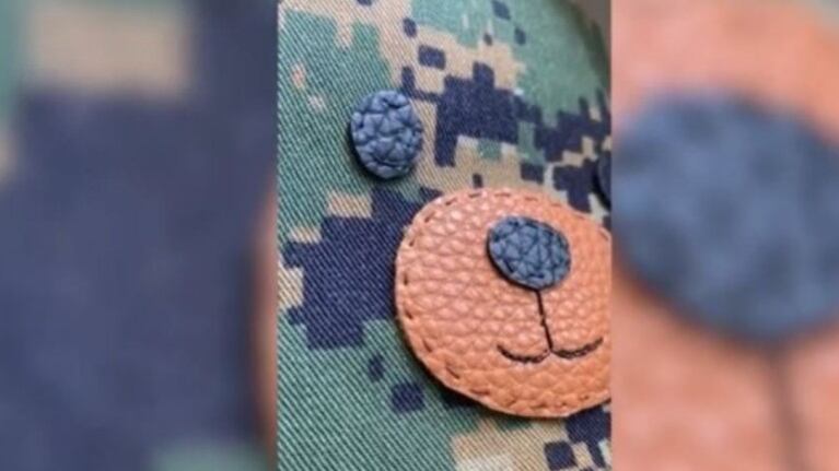 Una mujer transforma el uniforme militar de su marido en un oso de peluche para que sus hijos se sientan acompañados