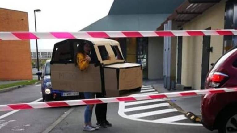 Una mujer y su hija se disfrazan de coche para hacer pedido en un McAuto