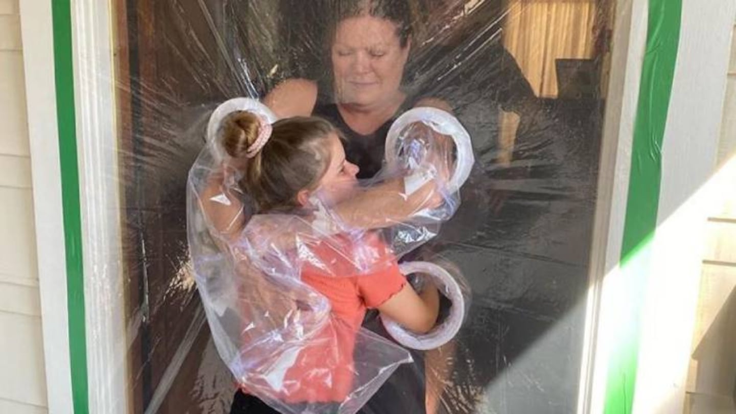 Una niña de 10 años crea una cortina para abrazar a sus abuelos durante el aislamiento
