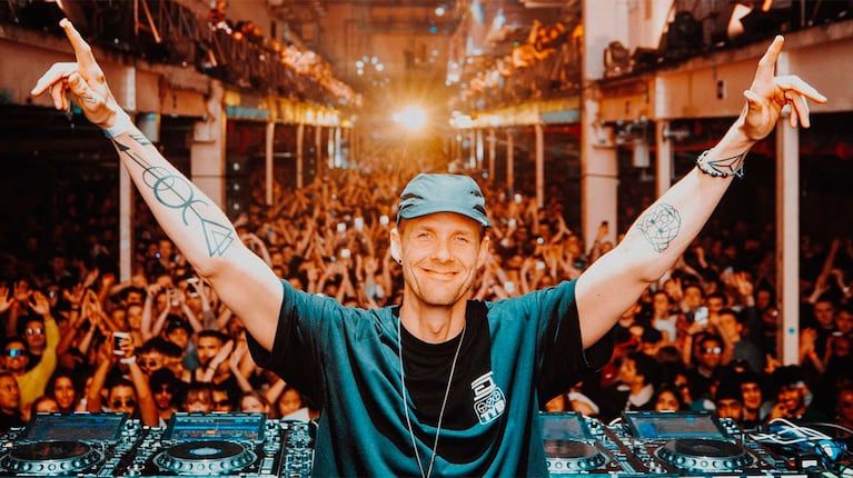 Una noche para celebrar el presente del techno con algunos de sus protagonistas más destacados, en una ciudad que respira música electrónica en cada rincón.