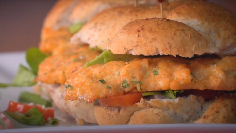 Una opción con pescado para la clásica hamburguesa. Foto: Cucinare.TV
