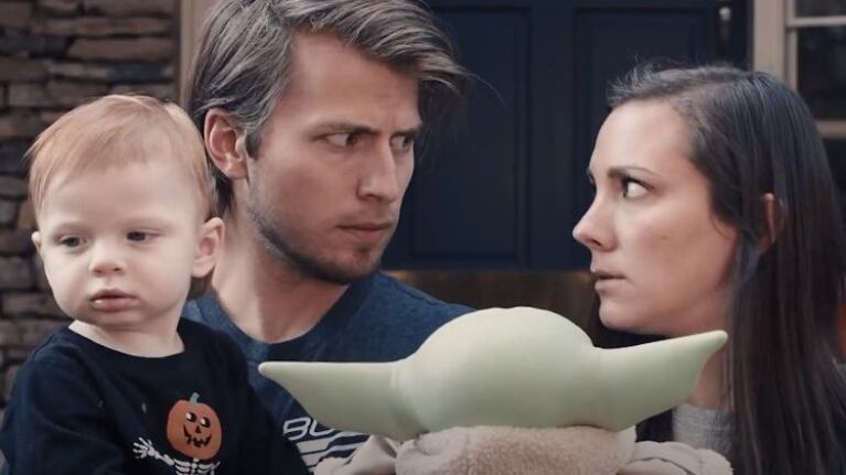 Una pareja anuncia su embarazo haciendo un sketch con “baby Yoda”