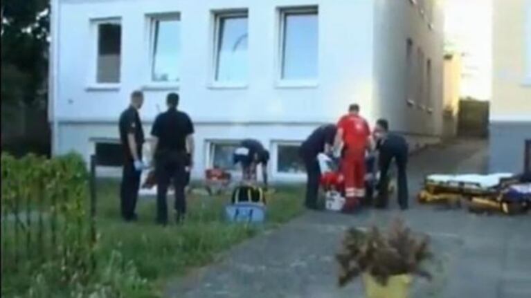 Una pareja cae desde un segundo piso mientras tenían sexo  