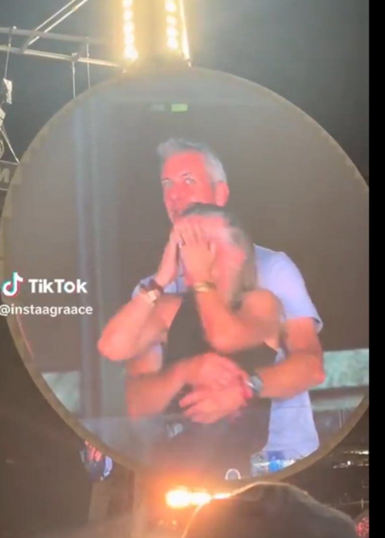 Una pareja de amantes fueron virales en el recital de Coldplay (Foto: captura de TikTok).