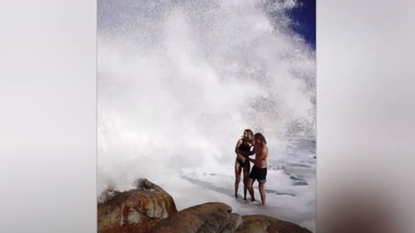 Una pareja de australianos fue alcanzada por una enorme ola cuando intentaban sacarse una foto