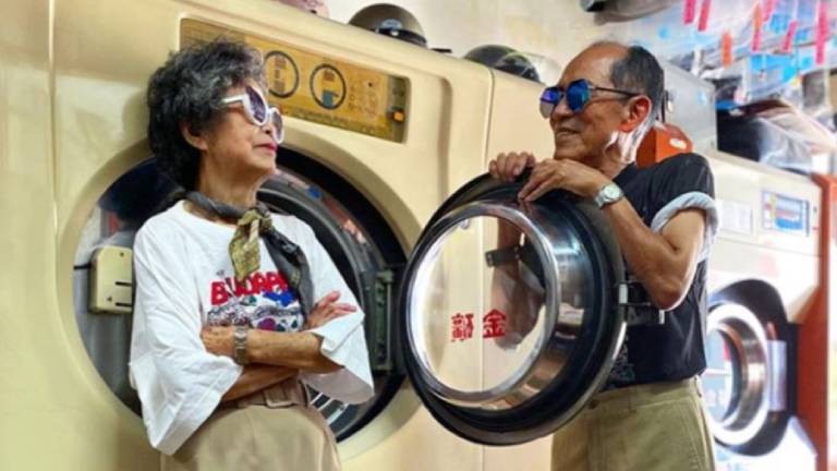 Una pareja modela la ropa que se olvidan en su lavadero y es tendencia
