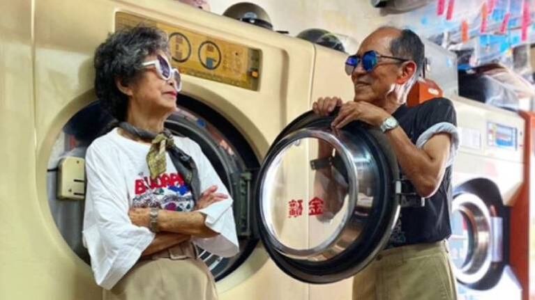 Una pareja modela la ropa que se olvidan en su lavadero y es tendencia