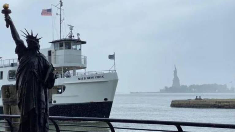 Una pequeña Estatua de la Libertad se suma a su hermana en Nueva York