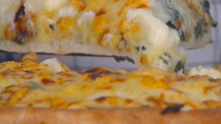 Una pizza crocante y sabrosa, con el toque cremoso de la salsa blanca. Foto: Cucinare.TV.