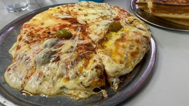 Una pizza de El Fortín, emblema gastronómico de Buenos Aires. Foto: Google Maps