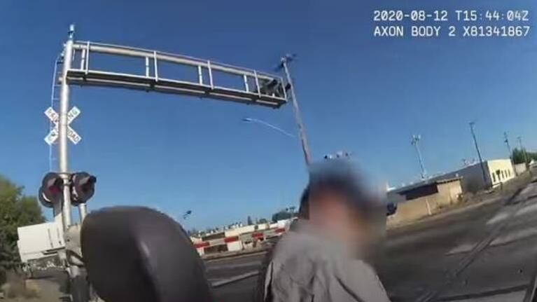 Una policía salvó a un hombre en silla de ruedas de ser embestido por un tren