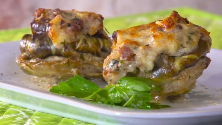 Una preparación que combina carne picada salteada con cebolla, pan remojado en leche y perejil, logrando una mezcla húmeda y sabrosa.
Foto: CucinareTV