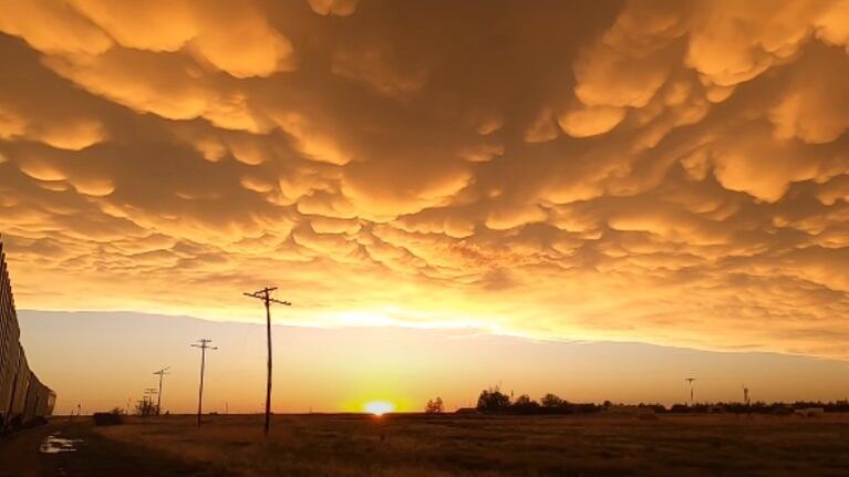 Una puesta de sol pinta de ocre un manto de nubes mastodónticas en el cielo de Colorado