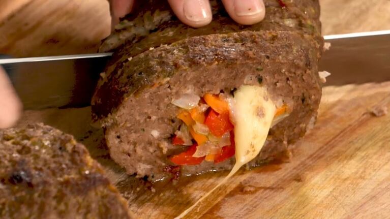 Una receta fácil: pan de carne relleno de morrones, zanahorias y queso