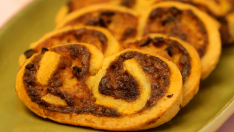Una receta para sorprender con una masa hojaldrada, ingredientes clásicos y una presentación original.
Foto: CucinareTV