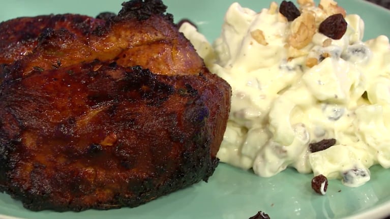 Una receta que combina la jugosidad de la carne con una guarnición fresca que nunca pasa de moda.Foto: CucinareTV