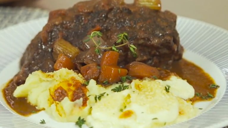 Una receta que resuelve todo en un solo plato: carne tierna, guarnición cremosa y un gratinado dorado irresistible.
Foto: CucinareTV