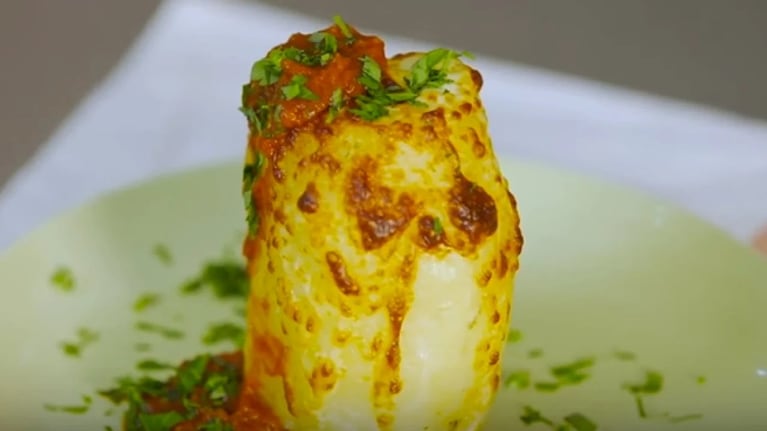 Una receta simple con corazón de salchicha parrillera y queso fundido. Foto: Cucinare.TV.