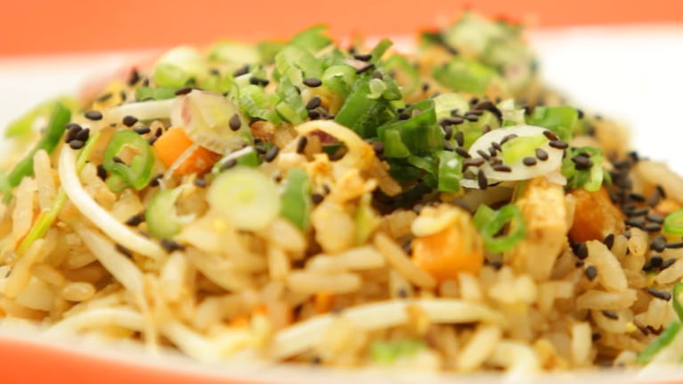 Una receta vegetariana de arroz frito que combina sabores y texturas. Foto: CucinareTV