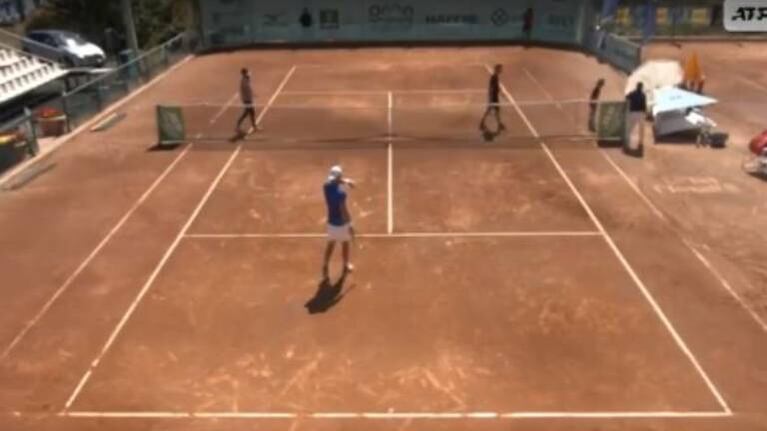 Una recogepelotas escapada de ser aplastada por la silla del árbitro en partido de tenis