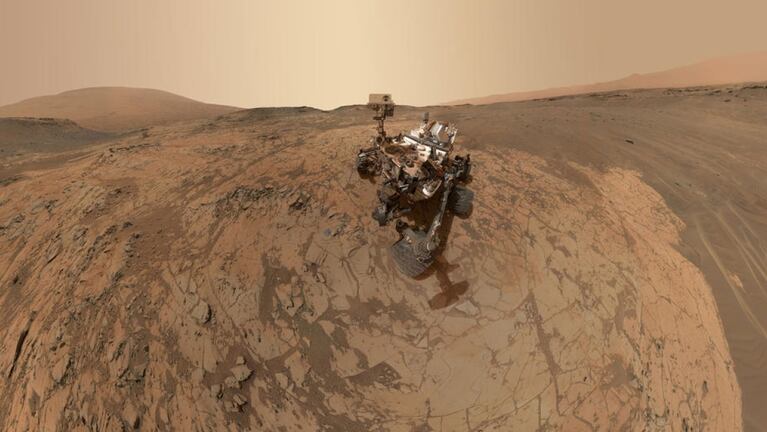 Una selfie del robot Curiosity mostró por primera vez un paisaje de Marte 