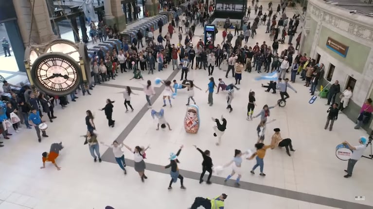 Una sorpresa en pleno Retiro desató la fiebre mundialista de todo el mundo.