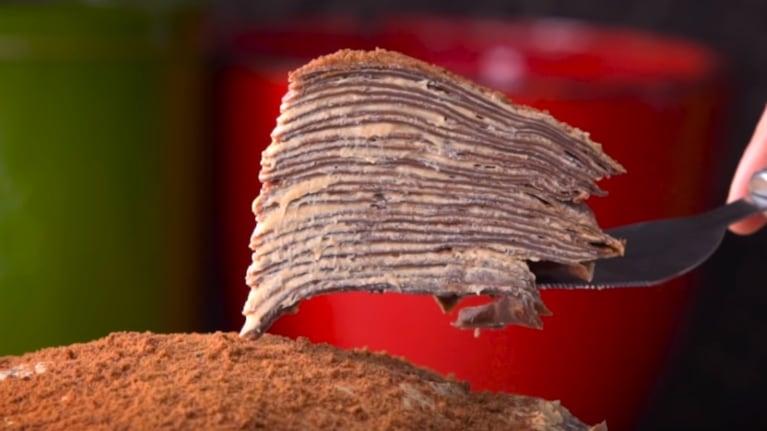 Una torre que intercala crepes chocolatosos con un suave relleno de que combina queso con dulce de leche.
Foto: CucinareTV